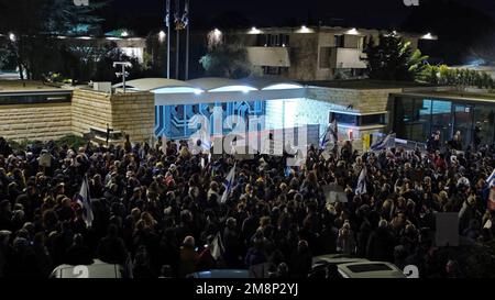 JERUSALEM, ISRAEL - JANUAR 14: Die Israelis halten während einer Demonstration gegen Israels neuen Plan des Justizsystems, der darauf abzielt, den Obersten Gerichtshof des Landes außerhalb der Residenz des Präsidenten am 14. Januar 2023 in Jerusalem, Israel, zu schwächen, Schilder auf. Am zweiten Wochenende haben sich die Demonstranten gegen die weitreichende und umstrittene Reform des israelischen Rechtssystems gewandt, die die Macht der gewählten Amtsträger stärken und die Macht des israelischen Obersten Gerichtshofs verringern würde. Kredit: Eddie Gerald/Alamy Live News Stockfoto