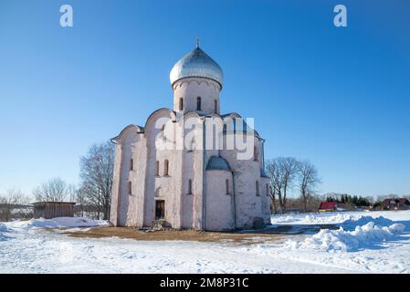 Mittelalterliche Kirche der Transfiguration des Erlösers auf Nereditsa an einem Marschabend. Umgebung von Veliky Novgorod, Russland Stockfoto