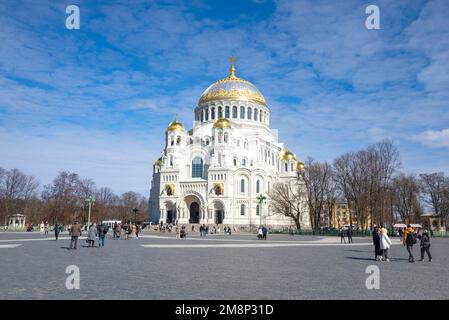 KRONSTADT, RUSSLAND - 01. MAI 2022: Ankerplatz und Marinekathedrale von St. Nicholas der Wunderarbeiter. Kronstadt, Russland Stockfoto