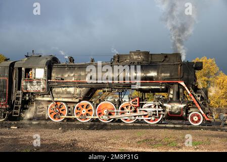 SORTAVALA, RUSSLAND - 09. OKTOBER 2022: Sowjetische Dampflokomotive am Bahnhof Sortavala, Karelien Stockfoto