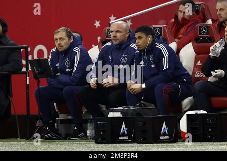 Niederlande. 14. Januar 2023. AMSTERDAM - (lr) Ajax Assistant Coach Matthias Kaltenbach, Ajax Coach Alfred Schreuder, Ajax Assistant Coach Michael Reiziger während des niederländischen Premier League-Spiels zwischen Ajax Amsterdam und FC Twente in der Johan Cruijff Arena am 14. Januar 2023 in Amsterdam, Niederlande. ANP MAURICE VAN STONE Credit: ANP/Alamy Live News Stockfoto