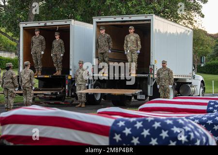 9. Januar 2023 - Joint Base Pearl Harbor, Hawaii, USA - Mitglieder der Defense POW/MIA Accounting Agency (DPAA) nehmen an einer Zeremonie zum Thema Desinterment auf dem National Memorial Cemetery of the Pacific, Honolulu, Hawaii, im Januar Teil. 9, 2023. Die Zeremonie war Teil der Bemühungen der DPAA, die Überreste von Mitgliedern der Streitkräfte, die auf der Enoura Maru verloren gingen, einem japanischen Frachtschiff, das von der kaiserlichen japanischen Marine während des Zweiten Weltkriegs als Truppe und Kriegsgefangener eingesetzt wurde, zu entkräften. Die Mission der DPAA ist es, eine möglichst umfassende Buchführung für vermisste und unbekannte US-Mitarbeiter zu erreichen, und zwar für ihre Familien und Stockfoto