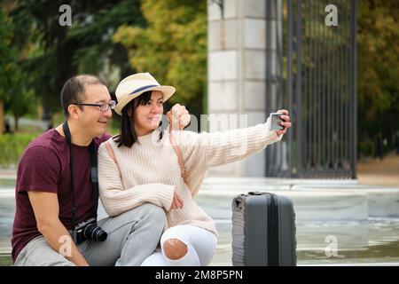 Multirassische Touristen, die zusammen ein Selfie machen. Stockfoto