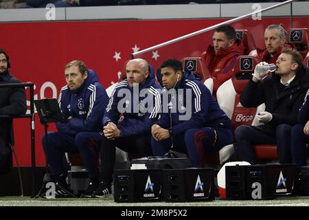 Niederlande. 14. Januar 2023. AMSTERDAM - (lr) Ajax Assistant Coach Matthias Kaltenbach, Ajax Coach Alfred Schreuder, Ajax Assistant Coach Michael Reiziger, Ajax Torwart Maarten Stekelenburg, Ajax Torwart Remko Pasveer während des niederländischen Eredivisie-Spiels zwischen Ajax Amsterdam und FC Twente in der Johan Cruijff Arena am 14. Januar 2023 in Amsterdam. ANP MAURICE VAN STONE Credit: ANP/Alamy Live News Stockfoto