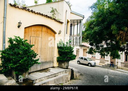 Farbenfrohe traditionelle Häuser mit hölzernen Balkonen in der Altstadt von Tiflis, Georgia - september 2022. Hochwertiges Foto Stockfoto