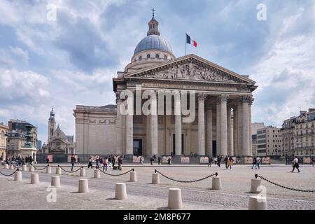 Paris, Frankreich - Mai 2022: Der Blick auf das berühmte pariser Wahrzeichen Pantheon. Das Hotel befindet sich im 5. Arrondissement auf dem Berg Saint Genevieve Stockfoto