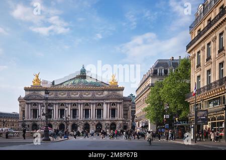 Paris, Frankreich - Mai 2022: Vorderansicht des berühmten Garnier-Palastes oder der Opéra Garnier von der Avenue, am Opernplatz im 9. Arrondissement Stockfoto