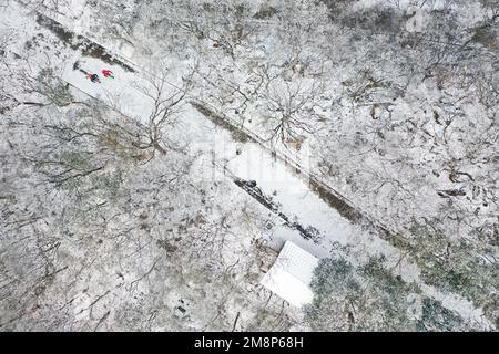 NANJING, CHINA - 15. JANUAR 2023 - Touristen genießen den Schnee am Zijin Mountain in Nanjing, Ostchina Provinz Jiangsu, 15. Januar 2023. Stockfoto