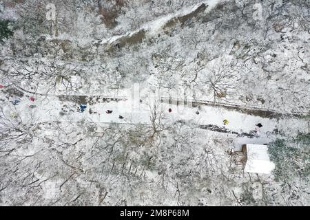 NANJING, CHINA - 15. JANUAR 2023 - Touristen genießen den Schnee am Zijin Mountain in Nanjing, Ostchina Provinz Jiangsu, 15. Januar 2023. Stockfoto