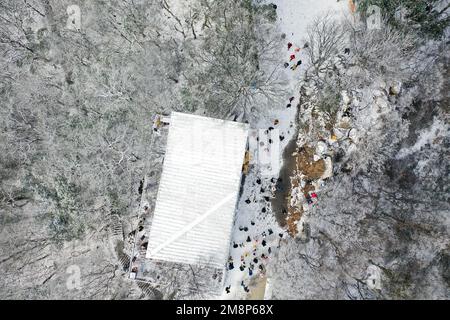 NANJING, CHINA - 15. JANUAR 2023 - Touristen genießen den Schnee am Zijin Mountain in Nanjing, Ostchina Provinz Jiangsu, 15. Januar 2023. Stockfoto