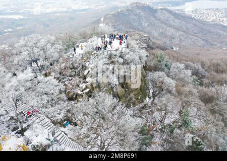 NANJING, CHINA - 15. JANUAR 2023 - Touristen genießen den Schnee am Zijin Mountain in Nanjing, Ostchina Provinz Jiangsu, 15. Januar 2023. Stockfoto