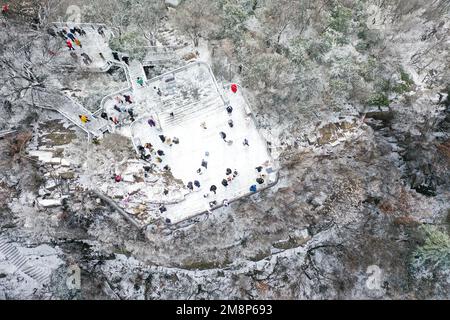 NANJING, CHINA - 15. JANUAR 2023 - Touristen genießen den Schnee am Zijin Mountain in Nanjing, Ostchina Provinz Jiangsu, 15. Januar 2023. Stockfoto