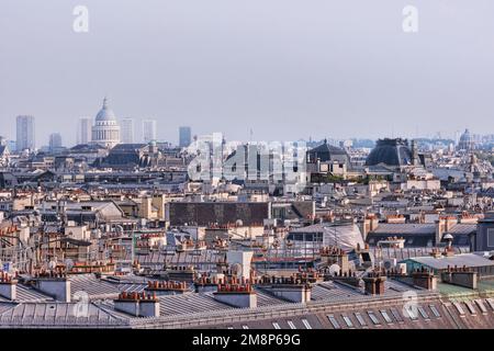 Paris, Frankreich - Mai 2022: Blick auf die Stadt und die Dächer von Paris mit wunderschönen architektonischen Details Stockfoto