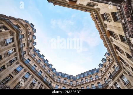 Paris, Frankreich - Mai 2022: Blick vom Platz Edouard VII (Place Edouard Chaussée-d'antin) auf die haussmann-Architektur Stockfoto