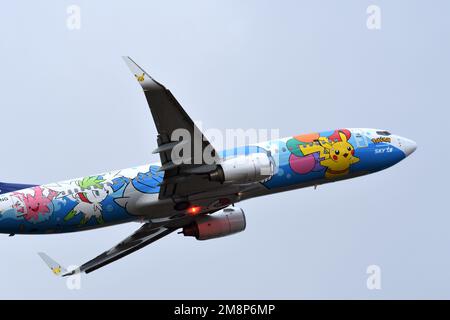 Präfektur Ibaraki, Japan - 10. Januar 2023: Passagierflugzeug Skymark Airlines Boeing B737-800 (JA73NG). „Pikachu Jet BC2“-Schema. Stockfoto