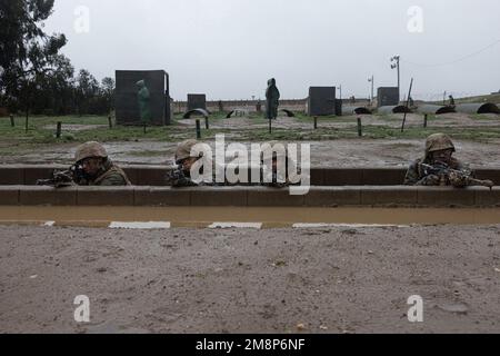 Marine Corps rekrutiert Depot San D., Kalifornien, USA. 3. Januar 2023. USA Marinekorps rekrutieren bei der Bravo Company, 1. Rekruten-Ausbildungs-Bataillon, sorgen für Sicherheit in einem Graben während des Tiegels im Marinekorps-Basislager Pendleton, Kalifornien, Januar. 3, 2023. Der Schmelztiegel ist eine 54-stündige Übung, bei der Rekruten das Wissen anwenden, das sie während des Trainings erlangt haben, um den Titel USA Marine zu erhalten. Kredit: USA Marines/ZUMA Press Wire Service/ZUMAPRESS.com/Alamy Live News Stockfoto