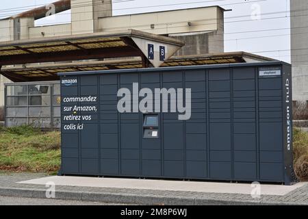 Amazon Hub Schließfächer auf einem Parkplatz. Stockfoto