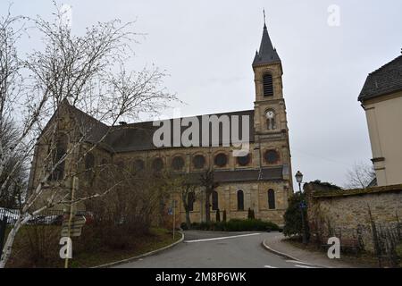 Römisch-katholische Kirche Notre-Dame de l'Assumption, lokales Wahrzeichen befindet sich auf einem Hügel über der Stadt. Stockfoto