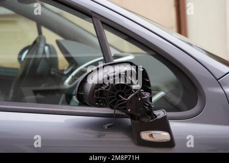 Eine analoge Antenne und eine Satellitenantenne befinden sich auf dem Dach eines gefliesten Dachs. Stockfoto