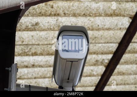 Nahaufnahme der CCTV-Kamera für industrielle Sicherheit, die auf einem Metallzaun installiert ist. Stockfoto