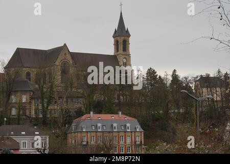 Church Notre-Dame de l'Assumption, ein Wahrzeichen der Region, befindet sich auf einem Hügel über der Stadt. Stockfoto