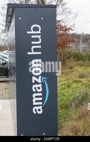 Amazon Hub Schließfächer auf einem Parkplatz. Ist ein Abholservice des Online-Shops oder Einzelhändlers. Stockfoto