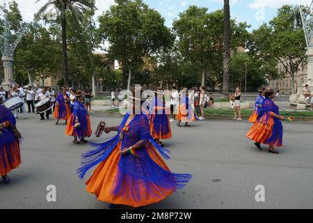 Bolivianische Volkstänzer tragen Kostüme in Blau und Orange und typische Hüte auf dem Kopf. Stockfoto