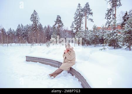 Eine Frau, die heißes Getränk aus einer Tasse trinkt Stockfoto