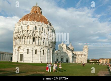 PISA, ITALIEN, AM 28. AUGUST 2014. Schnappschuss an der Piazza de Miracle, Touristen, dem Park und dem Turm. Nicht identifizierte Personen. Editorial Stockfoto