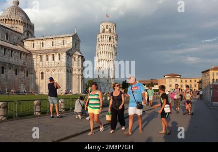 PISA, ITALIEN, AM 28. AUGUST 2014. Schnappschuss an der Piazza de Miracle, Touristen, dem Park und dem Turm. Nicht identifizierte Personen. Editorial Stockfoto