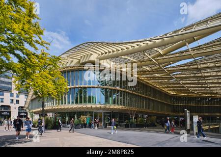 Paris, Frankreich - Mai 2022: Forum des Halles Struktur. Neue, moderne Architektur im Einkaufszentrum. Les Halles war der zentrale Markt für frische Lebensmittel im alten Paris Stockfoto
