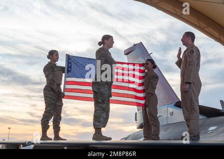 Prince Sultan Air Base, Saudi-Arabien. 29. November 2022. USA Air Force Tech. Sgt. Rachel Brock, nicht kommissionierter Offizier mit Zuständigkeit für die Verwaltung der Flugressourcen der 77. Expeditionstruppe, meldet sich erneut am Flügel eines F-16-Kampfflugzeugs gegen Falcon, am Prince Sultan Air Base, Königreich Saudi-Arabien, 29. November 2022. Die Ressourcenmanager der Luftwaffe beaufsichtigen Funktionen im Zusammenhang mit der Planung, Standardisierung und Bewertung, Flug- und Bodenausbildung, Flugaufzeichnungen und Staffelbetrieb. Kredit: USA Air Force/ZUMA Press Wire Service/ZUMAPRESS.com/Alamy Live News Stockfoto