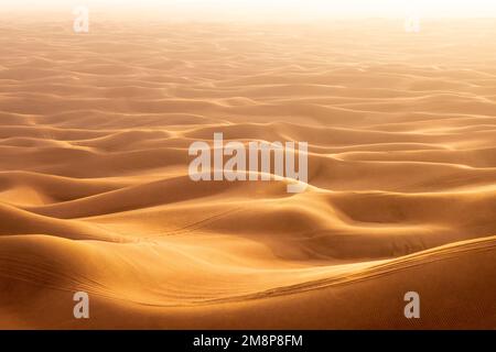 Das rote Deset außerhalb von Dubai, mit einer Düne im Vordergrund und einem Dünen, die sich bis zum Horizont im Hintergrund erstrecken Stockfoto
