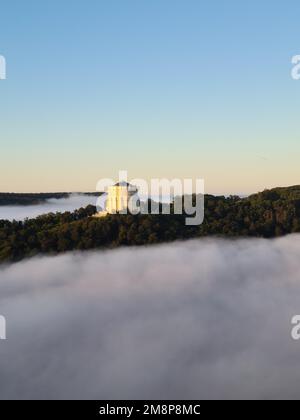 Ein vertikales Selektivfoto des Monuments der Befreiungshalle auf dem Michelsberg in Bayern Stockfoto