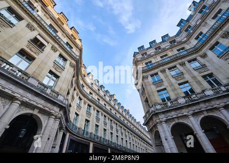 Paris, Frankreich - Mai 2022: Blick vom Platz Edouard VII (Place Edouard Chaussée-d'antin) auf die haussmann-Architektur Stockfoto