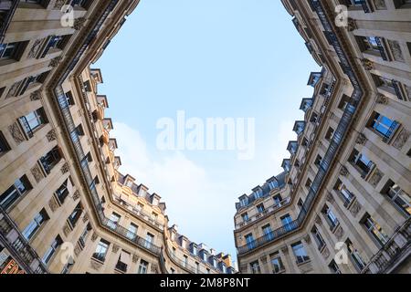 Paris, Frankreich - Mai 2022: Blick vom Platz Edouard VII (Place Edouard Chaussée-d'antin) auf die haussmann-Architektur Stockfoto