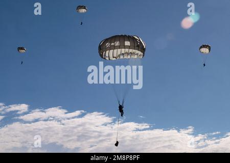 North Carolina, USA. 5. Januar 2023. Spezialtaktiker führen stationäre Lufteinsätze von einem C-17 Globemaster III durch, der dem 437. Luftschubflügel während der Mission Generation Übung 23 in Fort Bragg, North Carolina, im Januar zugewiesen wurde. 5, 2023. Diese Mission schärft agile Kampfkonzepte, die schnelle Mobilität nutzen, um die Letalität zu maximieren. Kredit: USA Air Force/ZUMA Press Wire Service/ZUMAPRESS.com/Alamy Live News Stockfoto