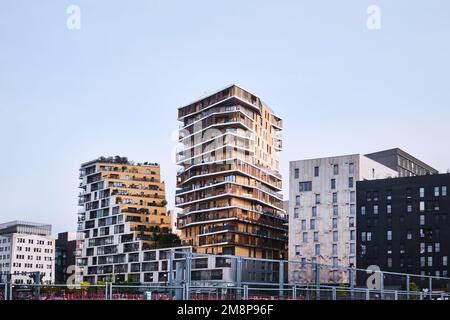 Paris, Frankreich - Mai 2022: Modernes Gebäude mit Balkonen, entworfen von Comte Vollenweider, Hamonic, Masson Associés ZAC Paris Rive Gauche Stockfoto