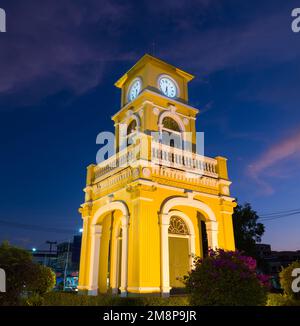 Die Altstadt von Phuket. Berühmtes Uhrenturm-Gebäude am Abend. Chinesisch-Portugiesische Architektur. Top-Reiseziele in Thailand Stockfoto