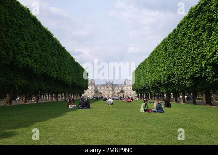 Paris, Frankreich - Mai 2022: Touristen und Pariser entspannen im Jardin du Luxembourg. Jardin du Luxembourg Stockfoto