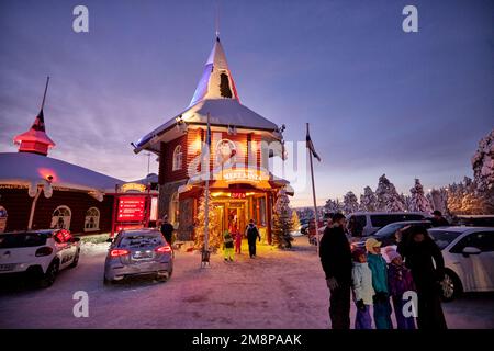 Rovaniemi, Lappland, Nordfinnland. Moderne Stadt, offizielle Heimat des Weihnachtsmanns, Santa Claus Village Arctic Circle Vergnügungspark Stockfoto