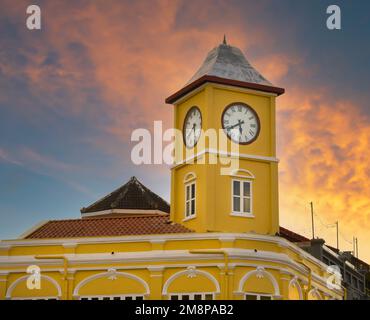 Die Altstadt von Phuket. Berühmter alter Uhrenturm bei Sonnenuntergang. Chinesisch-Portugiesische Architektur. Top-Reiseziele in Thailand Stockfoto