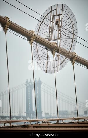 New York City Manhattan Brooklyn Bridge im nassen Nebel mit Blick auf die Manhattan Bridge Stockfoto