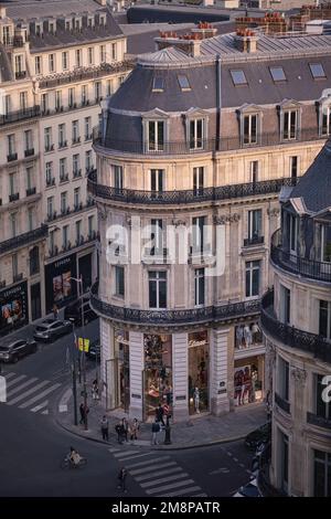 Paris, Frankreich - Mai 2022: Gebäude im Haussmann-Architekturstil am Boulevard Haussmann Stockfoto