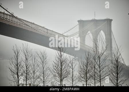 New York City Brooklyn Dumbo mit der berühmten Brooklyn Bridge im Nebel Stockfoto