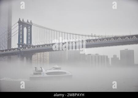 New York City Brooklyn Dumbo mit der berühmten Brooklyn Bridge im Nebel, der die berühmte Skyline verbirgt Stockfoto