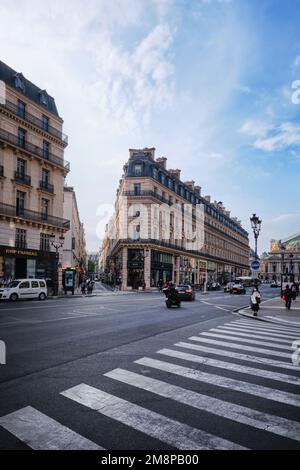 Paris, Frankreich - Mai 2022: Gebäude im Haussmann-Architekturstil am Boulevard Haussmann Stockfoto