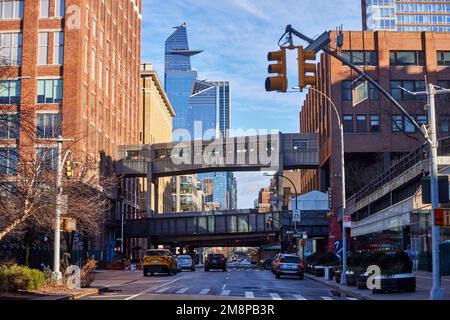 New York City Manhattan 10. Avenue mit der High Line und dem Edge Beyond Stockfoto