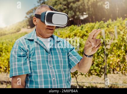 Ein erfahrener Mixed Race Farmer, der ein Virtual-Reality-Headset über Metaverse verwendet. Hispanischer alter Mann, der Augmented Reality im Multiversum berührt. Alter Mann Stockfoto
