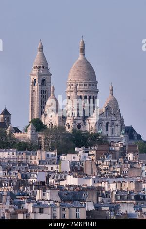 Paris, Frankreich - 18. Mai 2022: Basilika Sacré-Coeur (Heiliges Herz) auf dem Montmartre-Hügel Stockfoto